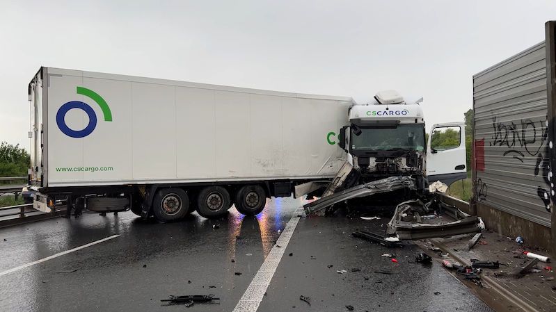 Havarovaný kamion blokuje provoz na Pražském okruhu, tvoří se kolony